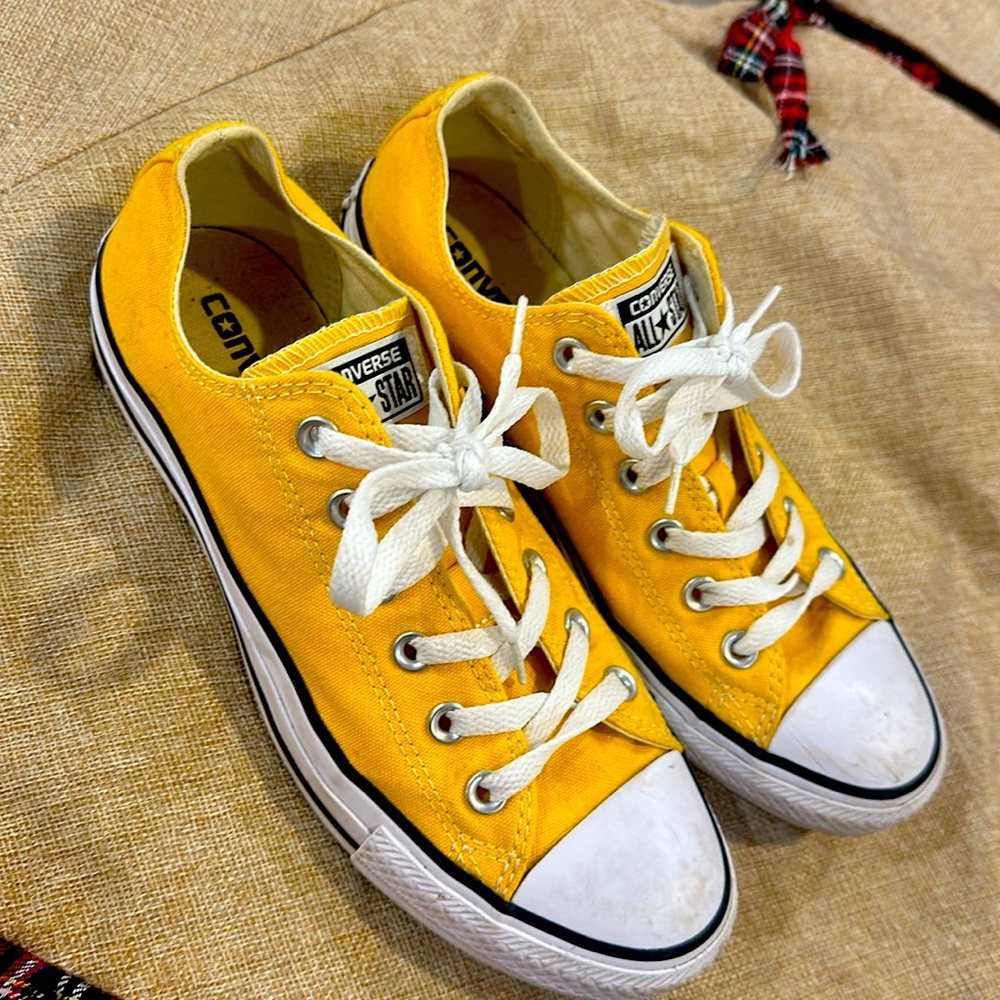 Yellow converse barely worn